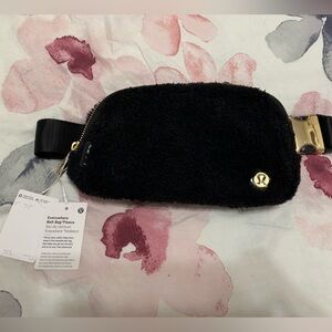 Lululemon Everywhere Belt Bag Fleece black gold hardware NWT